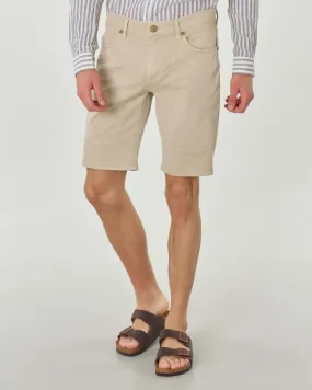 Bermuda beige in gabardina di cotone stretch con toppa