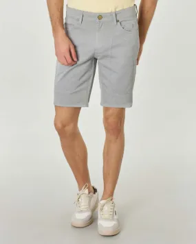 Bermuda grigio in gabardina di cotone stretch con toppa