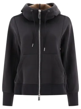 Con cappuccio di sacai con dettagli arruffati